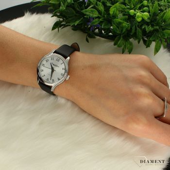 Zegarek damski na pasku z cyrkoniami Bruno Calvani BC3500 SILVER. Tarcza zegarka okrągła w srebrnym kolorze z wyraźnymi cyframi arabskimi w kolorze czarnym. Dodatkowym atutem zegarka jest wyraźne logo. Idealny elegancki zegare (1).jpg